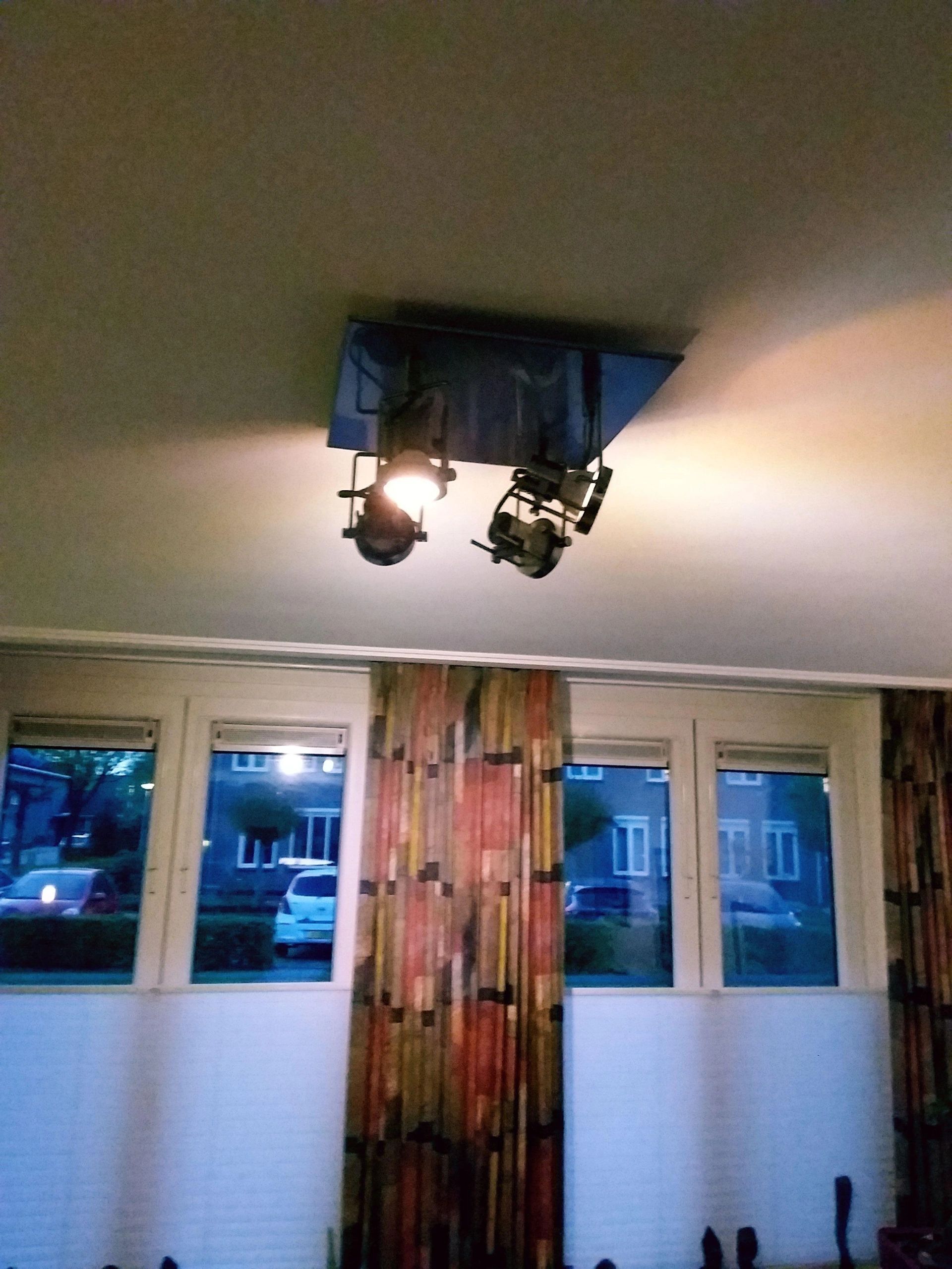 Wifi set met 1 tot 4 RGBW Led spots 4W GU10 fitting