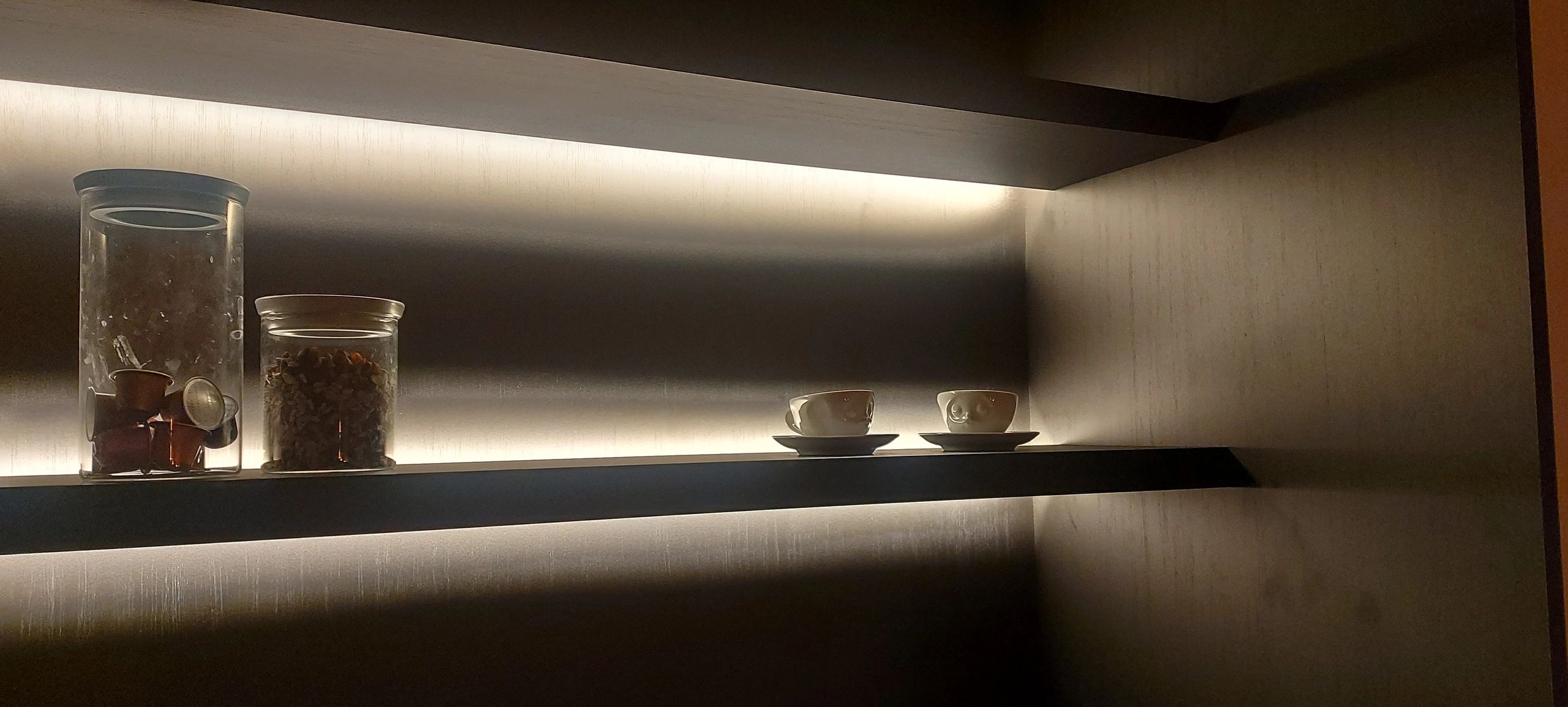 Aluminium ledstrip profiel zwart opbouw 3M - 7 mm hoog - compleet met afdekkap