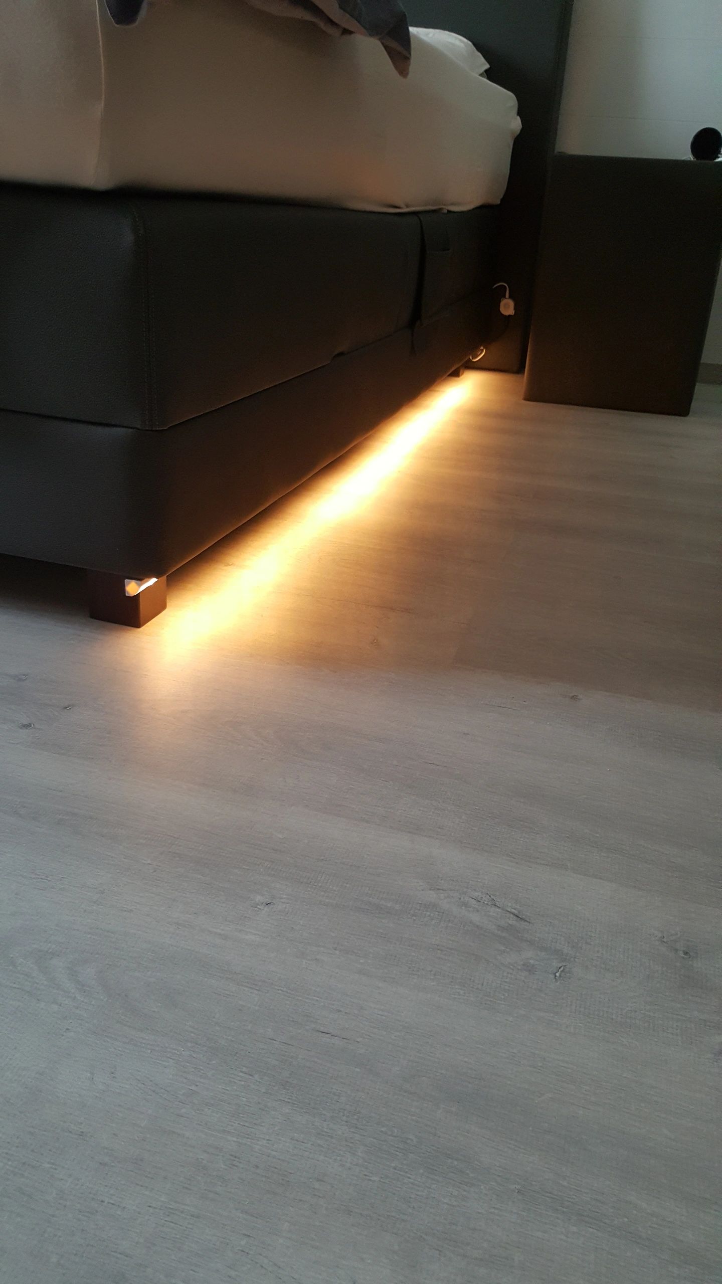 Bedverlichting 2 zijden complete set 1 meter LED strip warm wit met bewegingssensor en hoekprofiel
