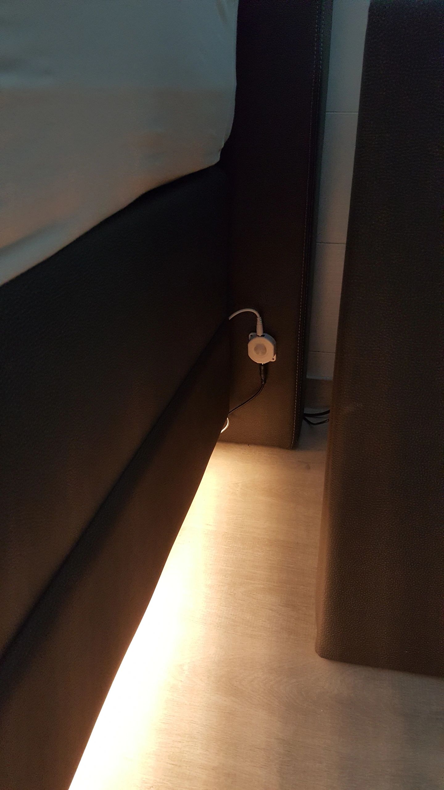 Bedverlichting 2 zijden complete set 1 meter LED strip warm wit met bewegingssensor en hoekprofiel