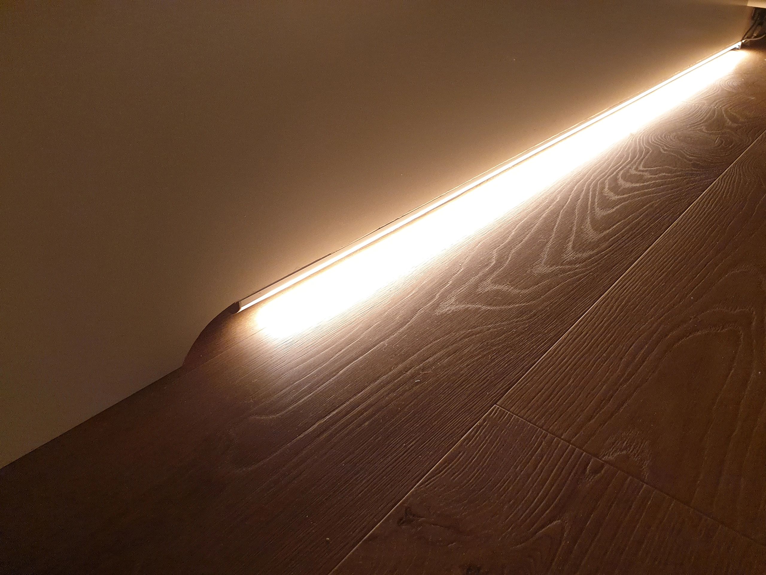 Bedverlichting 2 zijden complete set 1 meter LED strip warm wit met bewegingssensor en hoekprofiel