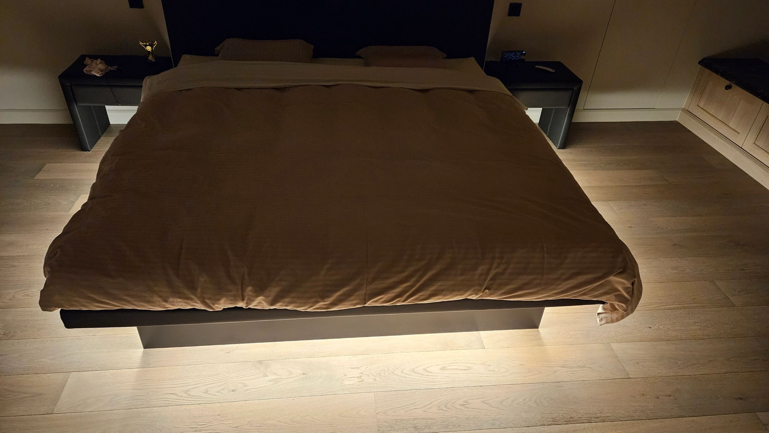 Bedverlichting 2 zijden complete set 1 meter LED strip warm wit met bewegingssensor en hoekprofiel