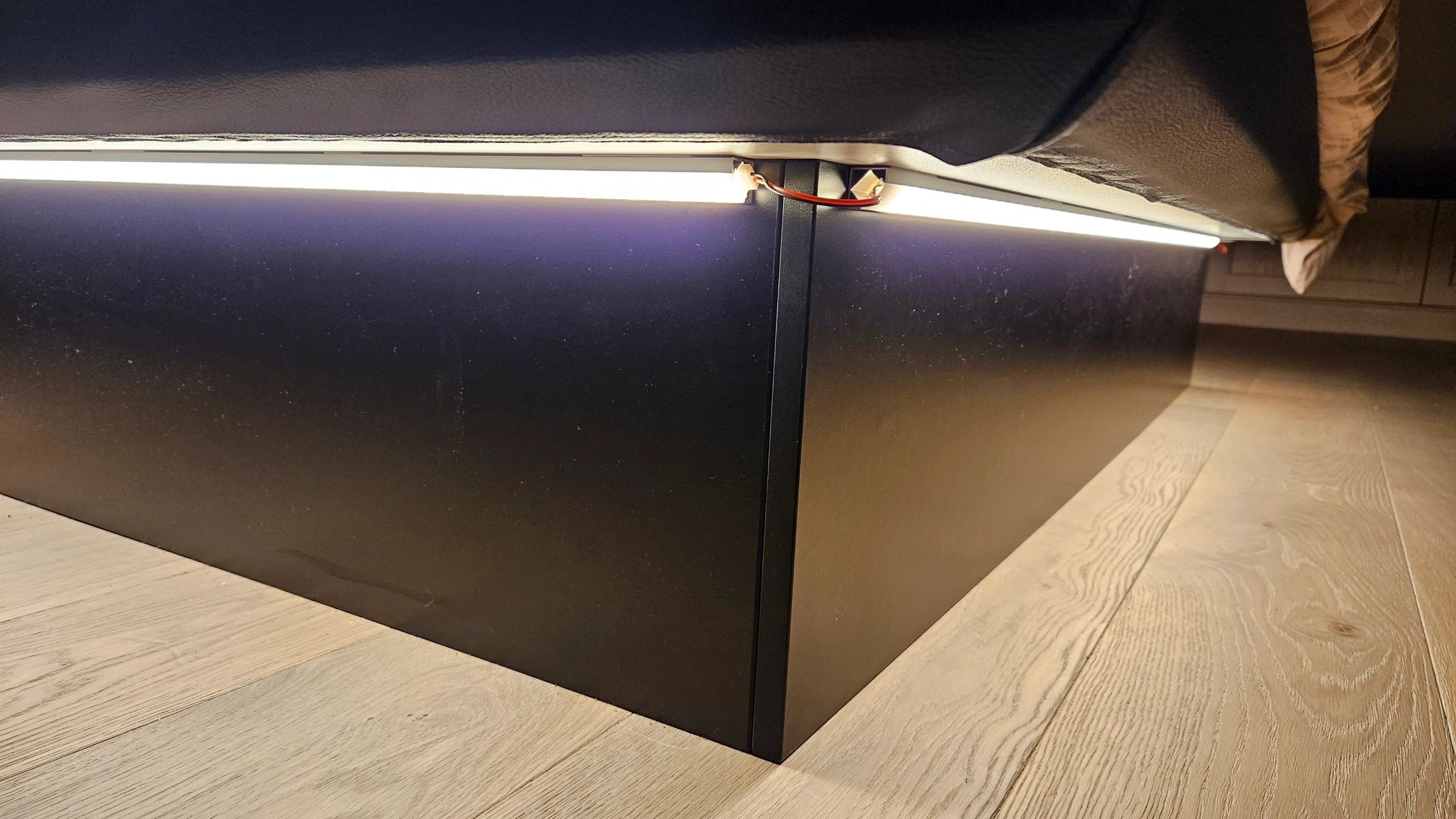 Bedverlichting 2 zijden complete set 1 meter LED strip warm wit met bewegingssensor en hoekprofiel