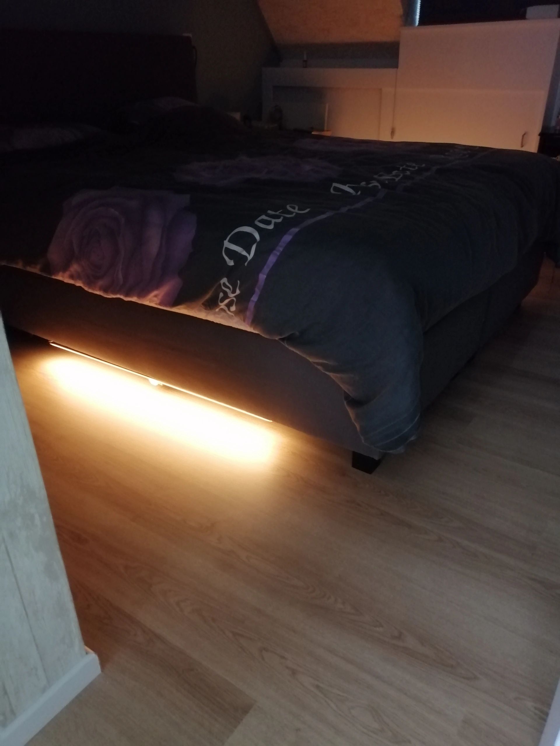Bedverlichting 2 zijden complete set 1 meter LED strip warm wit met bewegingssensor en hoekprofiel