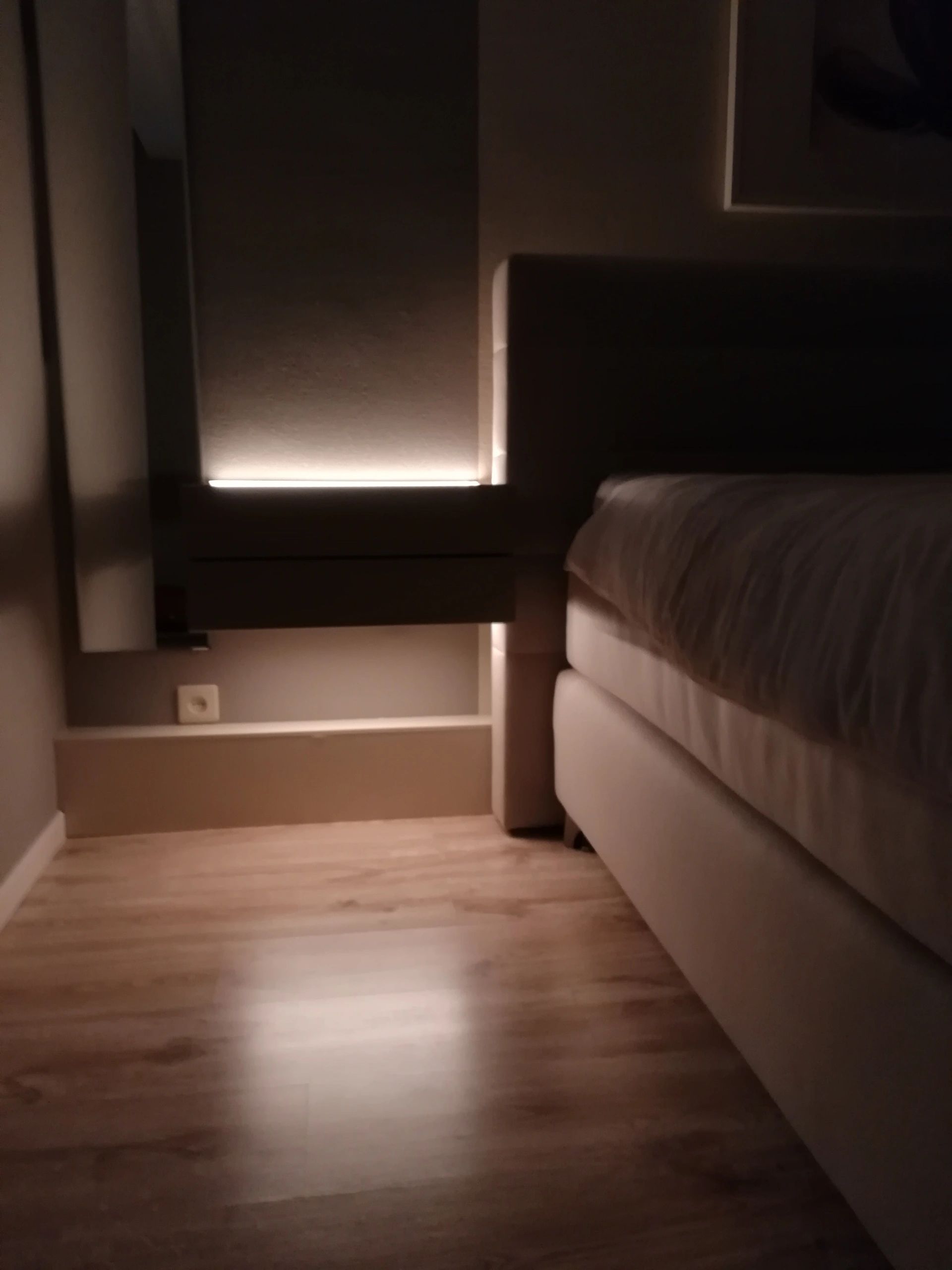 Bedverlichting 1 zijde complete set 1 meter LED strip warm wit met bewegingssensor en hoekprofiel