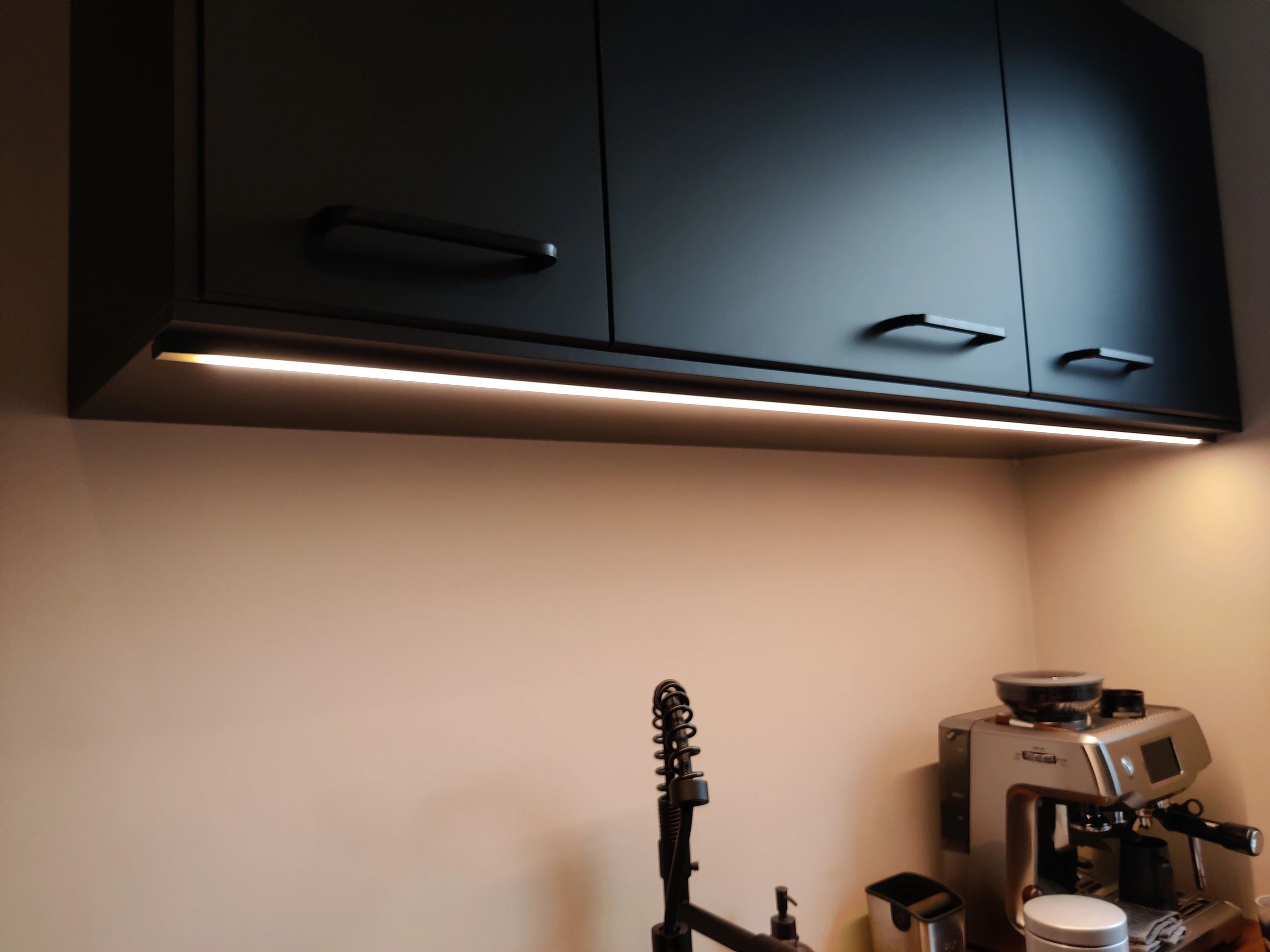 Aluminium ledstrip profiel zwart opbouw 2M - breed en laag - compleet met afdekkap