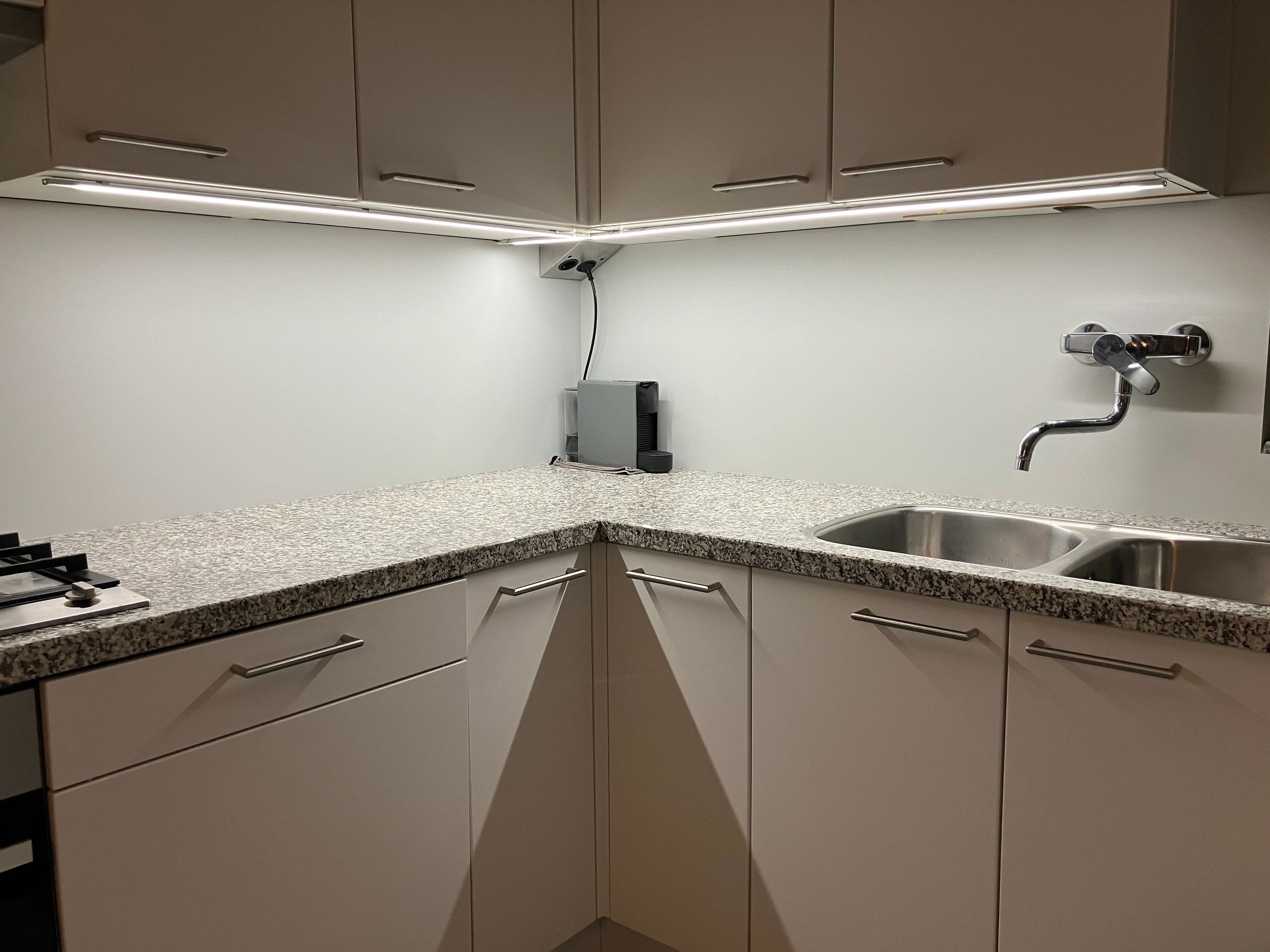 Aluminium ledstrip profiel opbouw 1M - 7 mm hoog - compleet met afdekkap