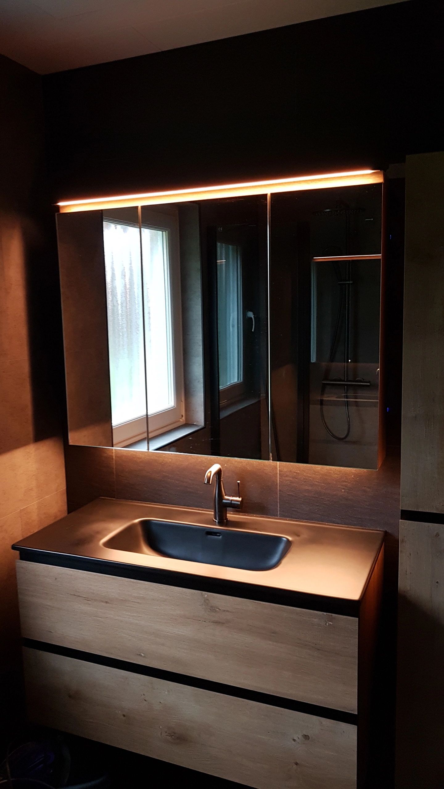 Aluminium ledstrip profiel zwart opbouw 1M - 7 mm hoog - compleet met afdekkap