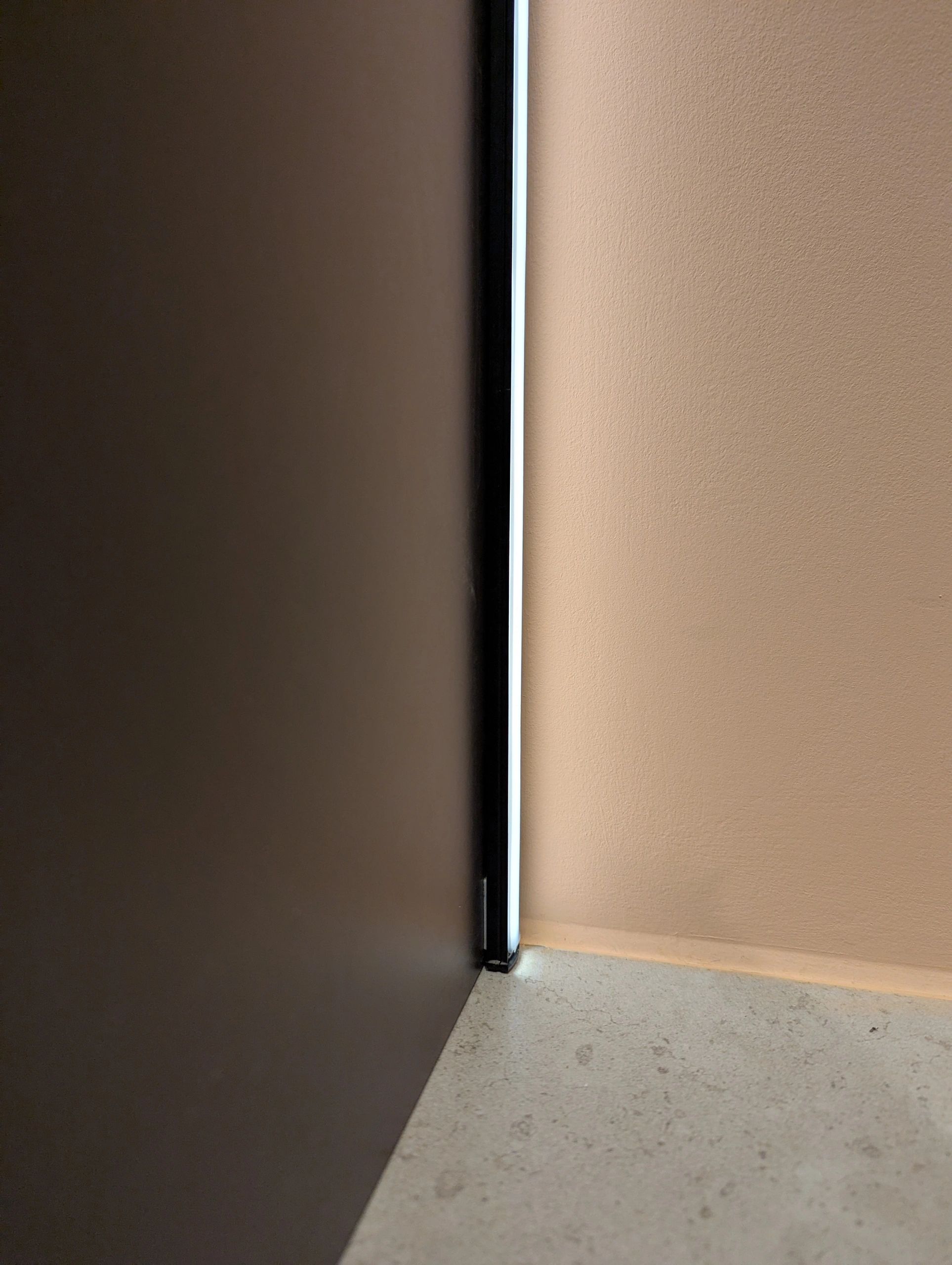 Aluminium ledstrip profiel zwart opbouw 3M - 7 mm hoog - compleet met afdekkap